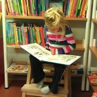 Mädchen liest in der Grinner Bibliothek