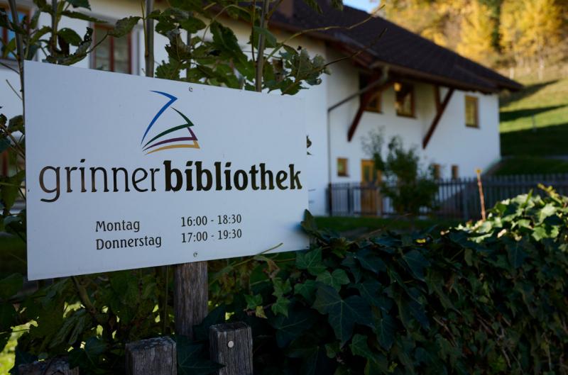 Außenansicht: Grinner Bibliothek Grins mit Schild